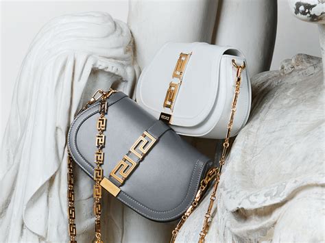 pubblicita versace borsa|Greca Goddess, la nuova borsa di Versace è un omaggio al mito .